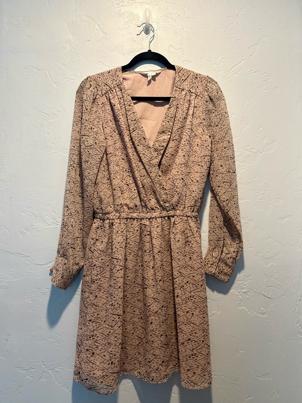 BCBGeneration Taupe Patterned V-Neck Long Sleeve Dress